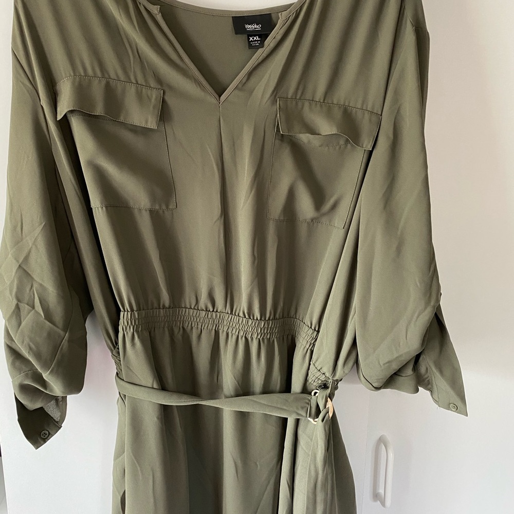 green v neck dress